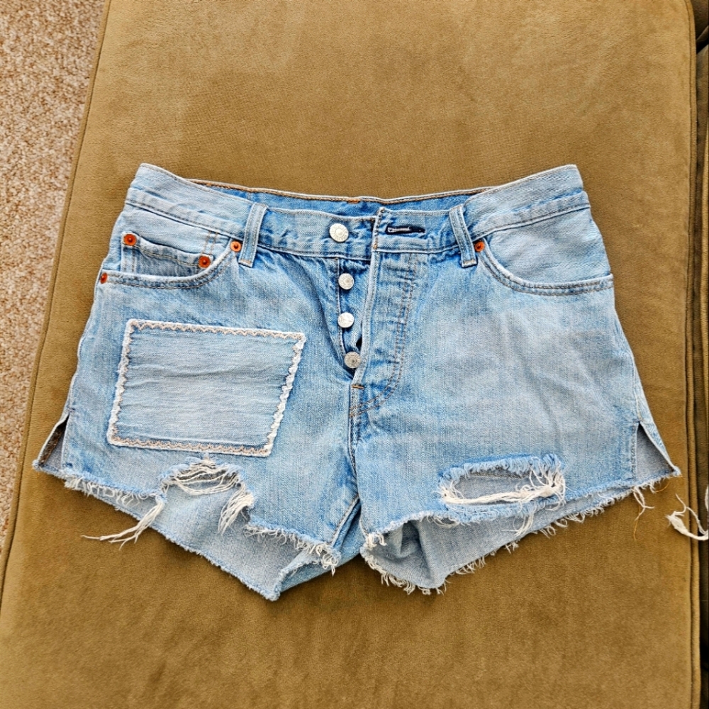Levi’s Distressed Denim Shorts Size 28